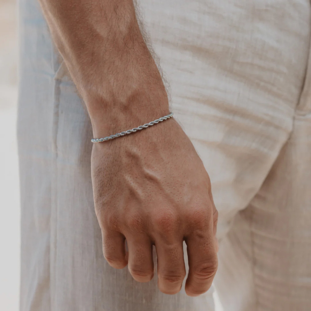 Kết hợp outfit streetwear hip-hop hoodie joggers sneakers phong cách urban